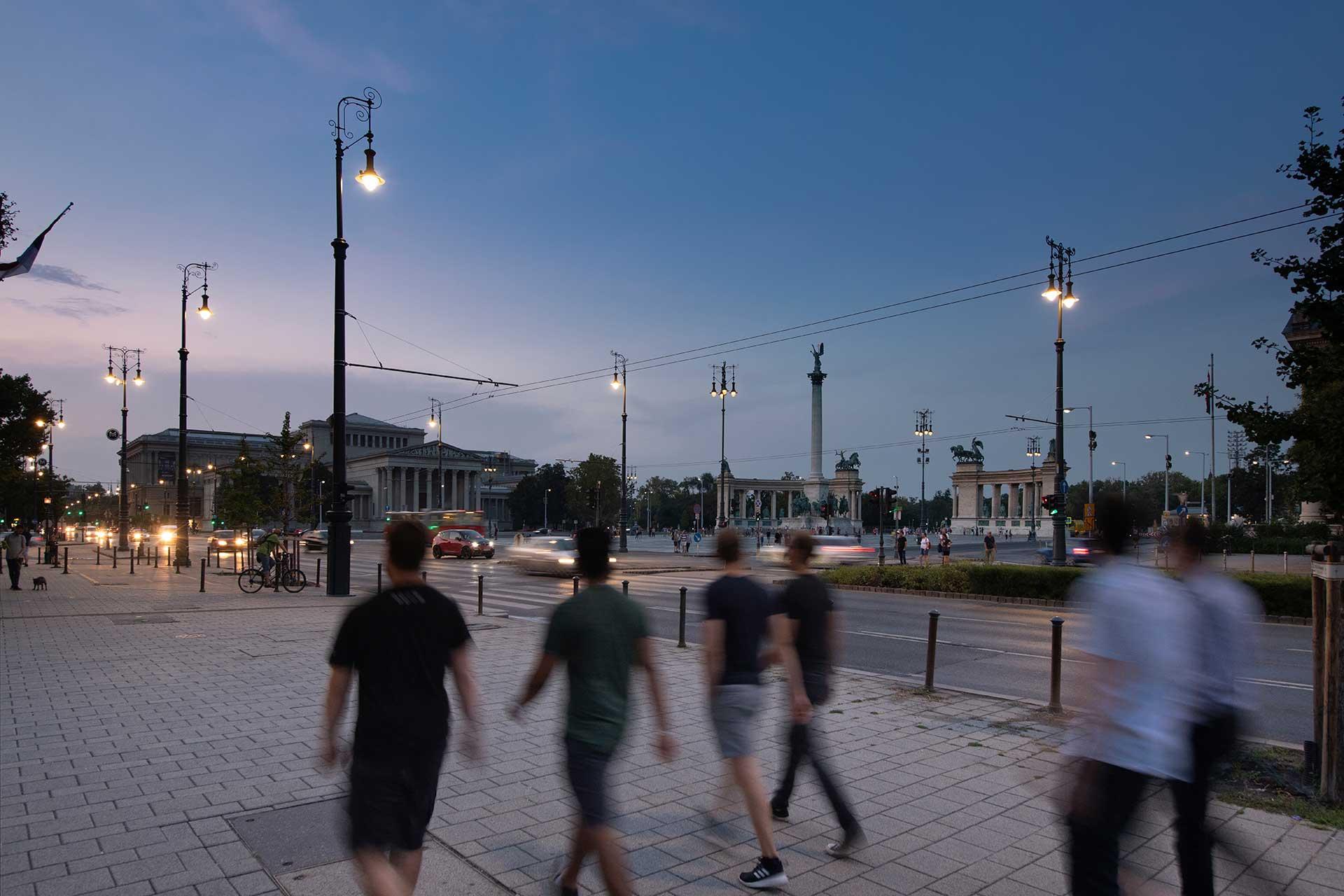 The kandelabra lanterns created by Schréder provide a gentle white light to ensure safety and comfort around Hero Square, one of Budapest's most popular tourist spots