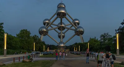 Schréder retrofitted the ATOM luminaires around the Atomium to promote a more circular economy